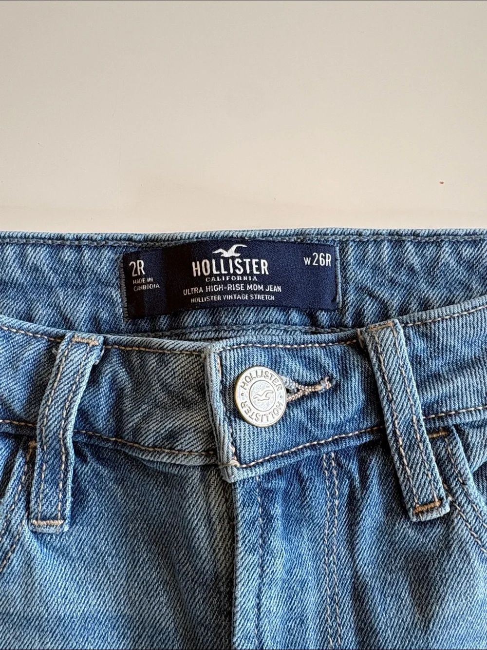 Women’s Hollister ultra high rise mom Straight-Leg Jeans size 2/26R